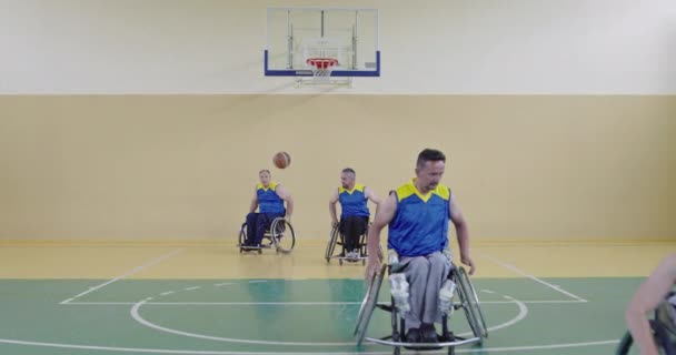 Persons with disabilities play basketball in the modern hall — Vídeo de Stock