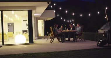 Bisikletli bir adam evde egzersiz yapıyor. Coronavirus Covid19 tecridi sırasında çevrimiçi bisiklet yarışı oynuyor. Yeni normal kavram.