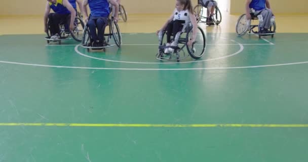 Las personas con discapacidad juegan al baloncesto en la sala moderna — Vídeos de Stock