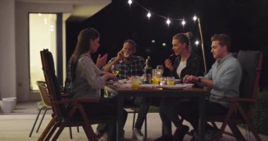 Bisikletli bir adam evde egzersiz yapıyor. Coronavirus Covid19 tecridi sırasında çevrimiçi bisiklet yarışı oynuyor. Yeni normal kavram.