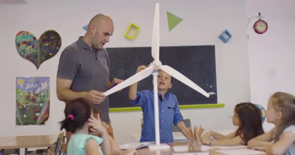 Elementary School Stem Robotics Classroom Diverse Group of Children Building and Programming windmill ecology robot concept. Together Talking and Working as a Team. Creative Robotics Engineering — Stock Video