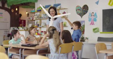 İlköğretim Okulu Robotik Sınıfı Çeşitli Çocuklar Yel değirmeni Ekoloji Robotu İnşa ve Programlama Grubu. Birlikte konuşmak ve takım olarak çalışmak. Yaratıcı Robot Mühendisliği