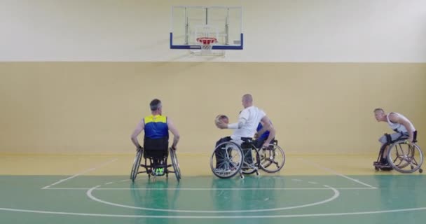 現代のホールで障害者がバスケットボールをする — ストック動画