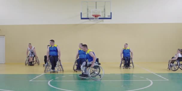 Las personas con discapacidad juegan al baloncesto en la sala moderna — Vídeos de Stock