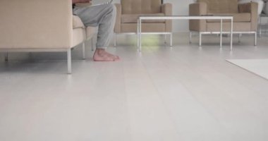 Coronavirus salgını sırasında müşteriyle çevrimiçi eğitim için dizüstü bilgisayar kullanan Afrikalı Amerikalı fitness eğitmeni.