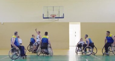 Engelli insanlar modern salonda basketbol oynarlar.