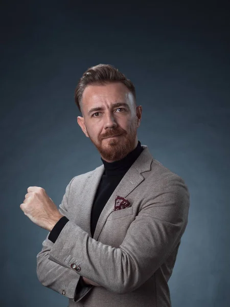 Πορτρέτο ενός κομψού ανώτερου επιχειρηματία με γενειάδα και casual επαγγελματικά ρούχα στο φωτογραφείο απομονωμένο σε σκούρο φόντο gesturing με τα χέρια — Φωτογραφία Αρχείου