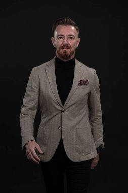 Kendinden emin bir işadamı, nedensel bir takım elbise giymiş, yakışıklı, kıdemli bir işadamı, siyah bir portrede çekilmiş bir kahraman.