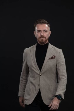 Kendinden emin bir işadamı, nedensel bir takım elbise giymiş, yakışıklı, kıdemli bir işadamı, siyah bir portrede çekilmiş bir kahraman.