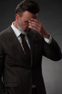 Hüsrana uğramış, orta yaşlı, zarif bir adam. Stresli iş adamının yüzünü kapat. Gözü kapalı şık bir takım elbise giy. Çok çalışan Orta Doğulu iş adamı ve korkunç migreni var.