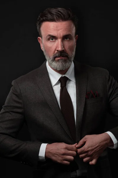 Portré egy elegáns, magas rangú üzletember szakállas és alkalmi üzleti ruhák fotó stúdió beállító öltöny — Stock Fotó