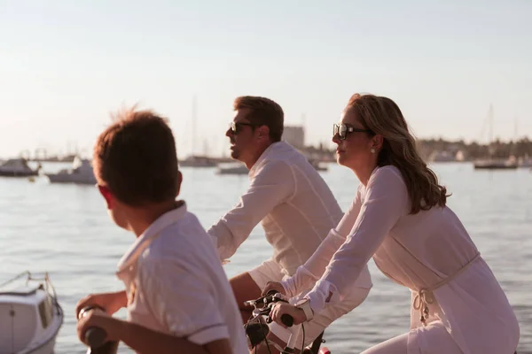 Üst düzey bir çift deniz kenarında bisiklet sürerek güzel bir sabah geçiriyorlar. Seçici odak — Stok fotoğraf