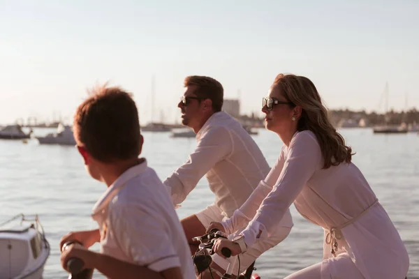 Couple de personnes âgées profitant d'une belle matinée ensemble en vélo au bord de la mer. Concentration sélective — Photo