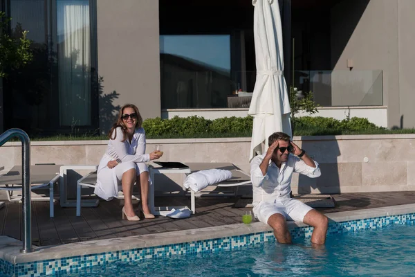 Felice famiglia gode di una vacanza in una casa di lusso con piscina. Coppia di anziani trascorre del tempo con il figlio durante le vacanze. Focus selettivo — Foto Stock