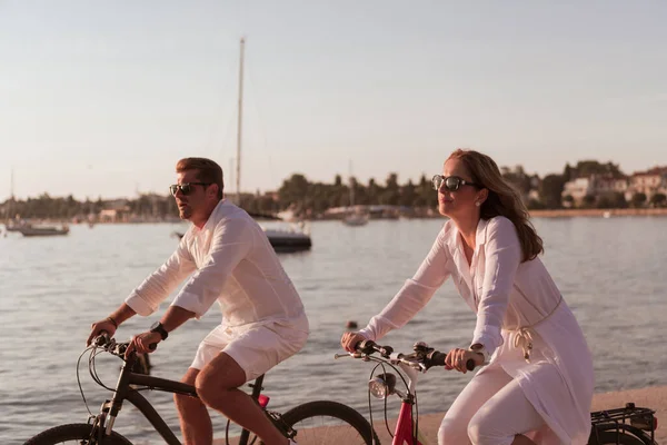 Senior par njuter av en vacker morgon tillsammans rida en cykel vid havet. Selektiv inriktning — Stockfoto