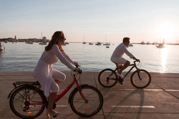 Pareja mayor disfrutando de una hermosa mañana juntos en bicicleta junto al mar. Enfoque selectivo — Foto de Stock