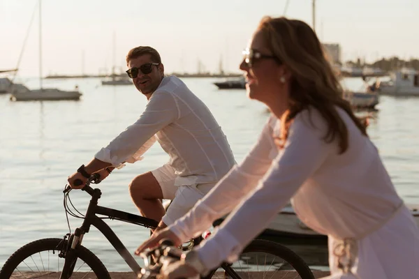 Üst düzey bir çift deniz kenarında bisiklet sürerek güzel bir sabah geçiriyorlar. Seçici odak — Stok fotoğraf