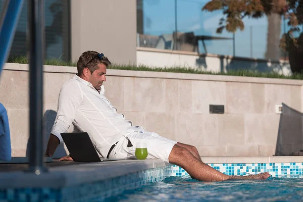 Een moderne senior man in casual kleding geniet van een vakantie in een duur huis. Selectieve focus — Stockfoto