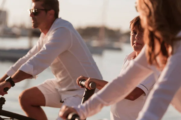 Idősebb pár élvezi a gyönyörű reggelt együtt biciklizve a tenger mellett. Szelektív fókusz — Stock Fotó