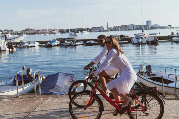 海で自転車に乗って美しい朝を一緒に楽しむシニアカップル。選択的焦点 — ストック写真