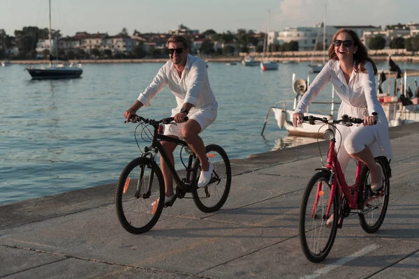 Ηλικιωμένο ζευγάρι απολαμβάνοντας ένα όμορφο πρωινό μαζί ιππασία ένα ποδήλατο δίπλα στη θάλασσα. Επιλεκτική εστίαση — Φωτογραφία Αρχείου