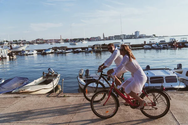 海で自転車に乗って美しい朝を一緒に楽しむシニアカップル。選択的焦点 — ストック写真