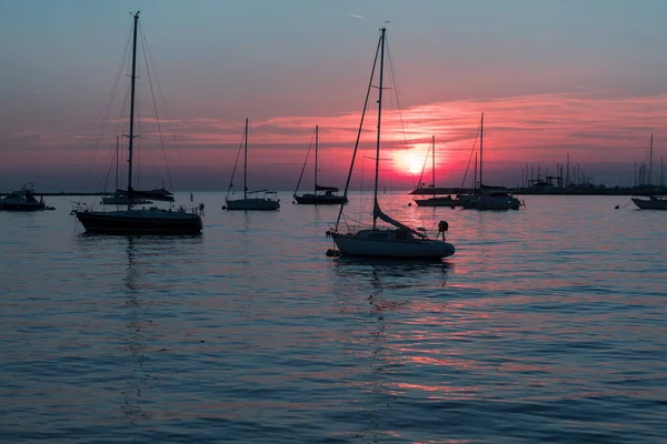 Sonnenaufgang am Meeresufer. In der Silhouette der Schiffe im Hafen. Selektiver Fokus — Stockfoto