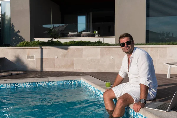 Een moderne senior man in casual kleding geniet van een vakantie in een duur huis. Selectieve focus — Stockfoto