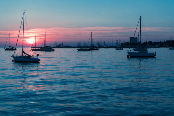 Sonnenaufgang am Meeresufer. In der Silhouette der Schiffe im Hafen. Selektiver Fokus — Stockfoto