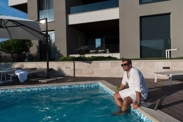 Un aîné moderne en vêtements décontractés profite de vacances dans une maison chère. Concentration sélective — Photo