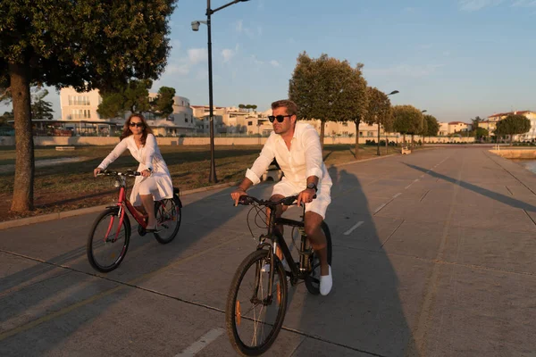 Starsza para ciesząca się pięknym porankiem jeżdżąc na rowerze. Skupienie selektywne — Zdjęcie stockowe
