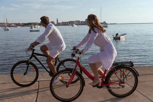 Seniorenpaar genieten van een prachtige ochtend samen rijden op een fiets aan zee. Selectieve focus — Stockfoto