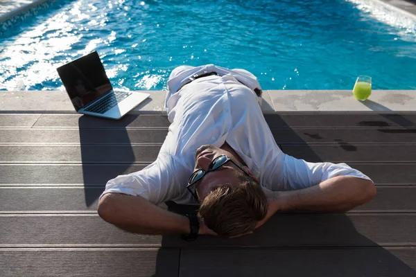 En modern äldre man i avslappnade kläder njuter av en semester i ett dyrt hus. Selektiv inriktning — Stockfoto