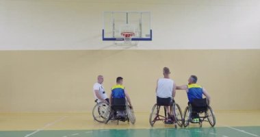 Engelli insanlar modern salonda basketbol oynarlar.