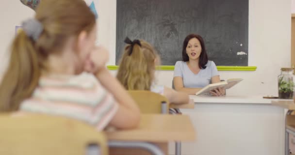 İlköğretim Okulu Bilim Sınıfı: Coşkulu Öğretmen Kimyayı Çeşitli Çocuklar Grubu 'na Açıkladı, Küçük Çocuk Kimyasalları Beakers' a Karıştırdı. Çocuklar Faiziyle Öğrenin — Stok video