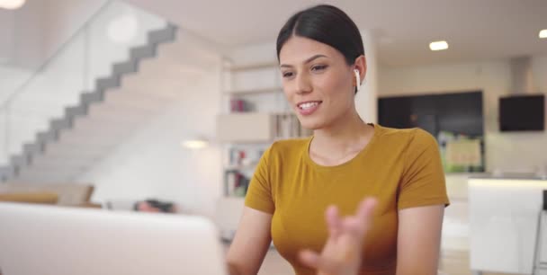 Vriendelijk glimlachende duizendjarige zakenvrouw zwaaien hand maken hallo gebaar, het starten van online vergadering web camera video gesprek gesprek met collega 's — Stockvideo