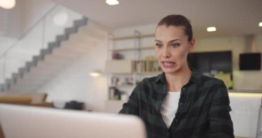 Dostça gülümseyen milenyum iş kadını el sallıyor merhaba jesti yapıyor, iş arkadaşlarıyla internet üzerinden görüntülü konuşma başlatıyor.