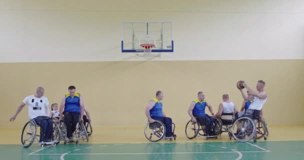 Τα άτομα με ειδικές ανάγκες παίζουν μπάσκετ στη σύγχρονη αίθουσα — Αρχείο Βίντεο