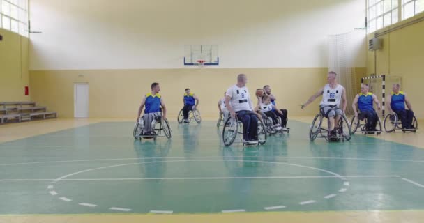 Las personas con discapacidad juegan al baloncesto en la sala moderna — Vídeos de Stock