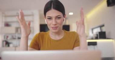 Dostça gülümseyen milenyum iş kadını el sallıyor merhaba jesti yapıyor, online görüşme başlıyor kamera görüntülü konuşma. 