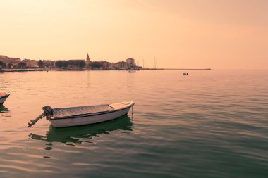 Limanda demirli bir gemi ve lüks bir yatın fotoğrafı. Bir Akdeniz limanının güzel fotoğrafı