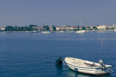 Limanda demirli bir gemi ve lüks bir yatın fotoğrafı. Bir Akdeniz limanının güzel fotoğrafı
