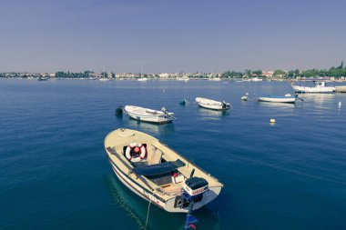 Limanda demirli bir gemi ve lüks bir yatın fotoğrafı. Bir Akdeniz limanının güzel fotoğrafı