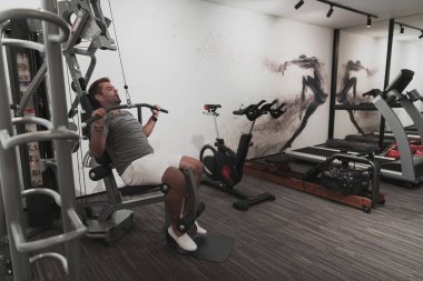 Yaşla boğuşuyor. Sağlık kulübünde egzersiz yapan kendinden emin bir kıdemli. Seçici odak 