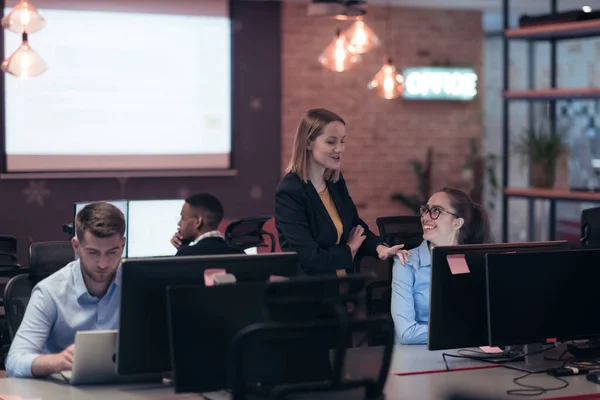 Geschäftsleute-Team in der Arbeit an Business-Projekt-Schulung Coaching Mann Mitarbeiter erfahren, angenehme Dame qualifizierter Berater Berater Unterstützung männlichen Kunden am Computer. Stockfoto