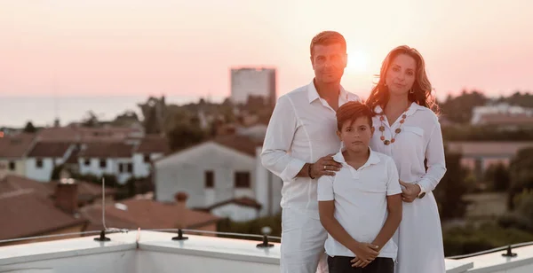 Glückliche Familie genießt und verbringt Zeit miteinander auf dem Dach des Hauses. Selektiver Fokus — Stockfoto