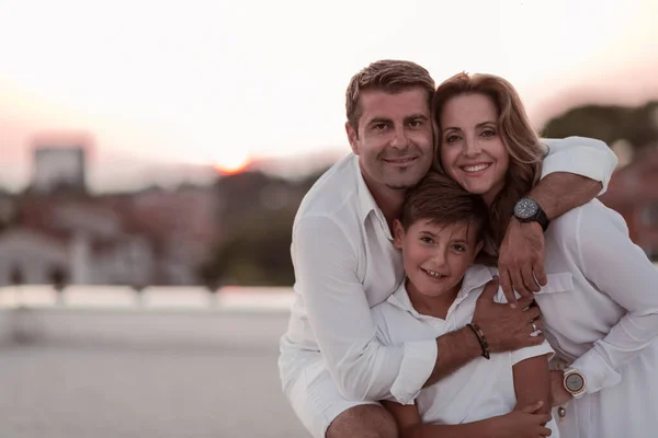 Glückliche Familie genießt und verbringt Zeit miteinander auf dem Dach des Hauses. Selektiver Fokus — Stockfoto