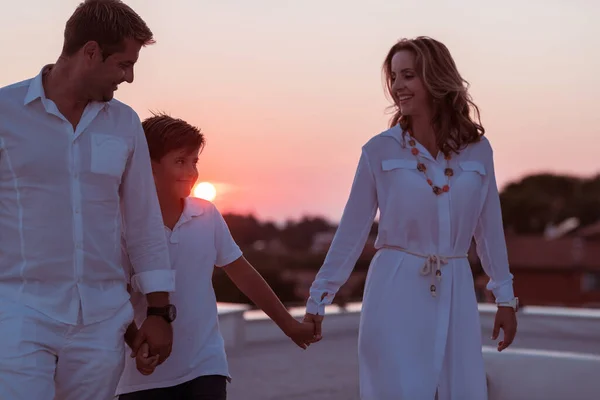 Famiglia felice gode e trascorre del tempo insieme sul tetto della casa. Focus selettivo — Foto Stock