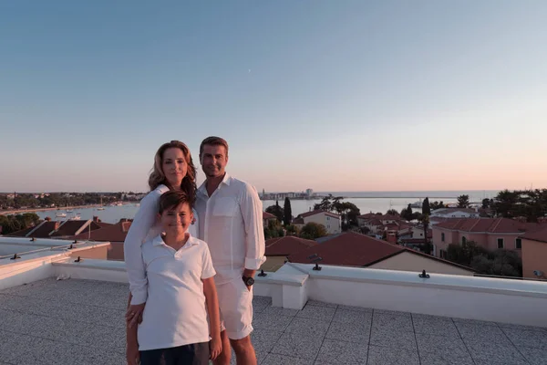 Glückliche Familie genießt und verbringt Zeit miteinander auf dem Dach des Hauses. Selektiver Fokus — Stockfoto
