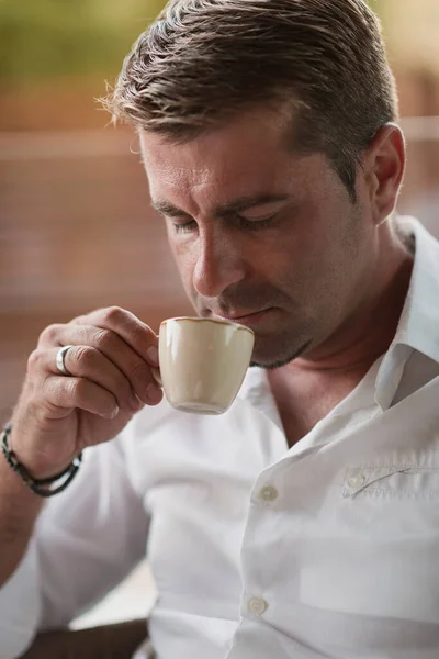 Starší podnikatel v neformálním oblečení sedí na terase luxusního domu a pije ranní kávu. Selektivní zaměření — Stock fotografie